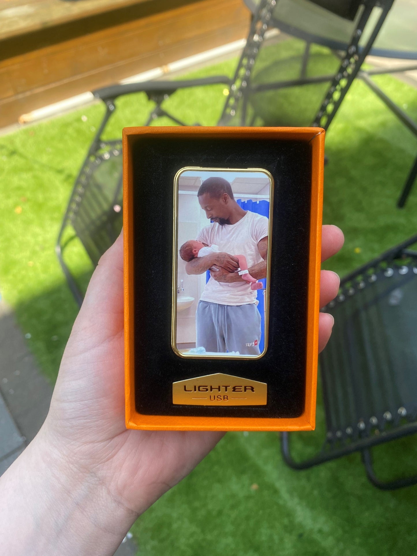 Gold electric lighters (2 pictures)