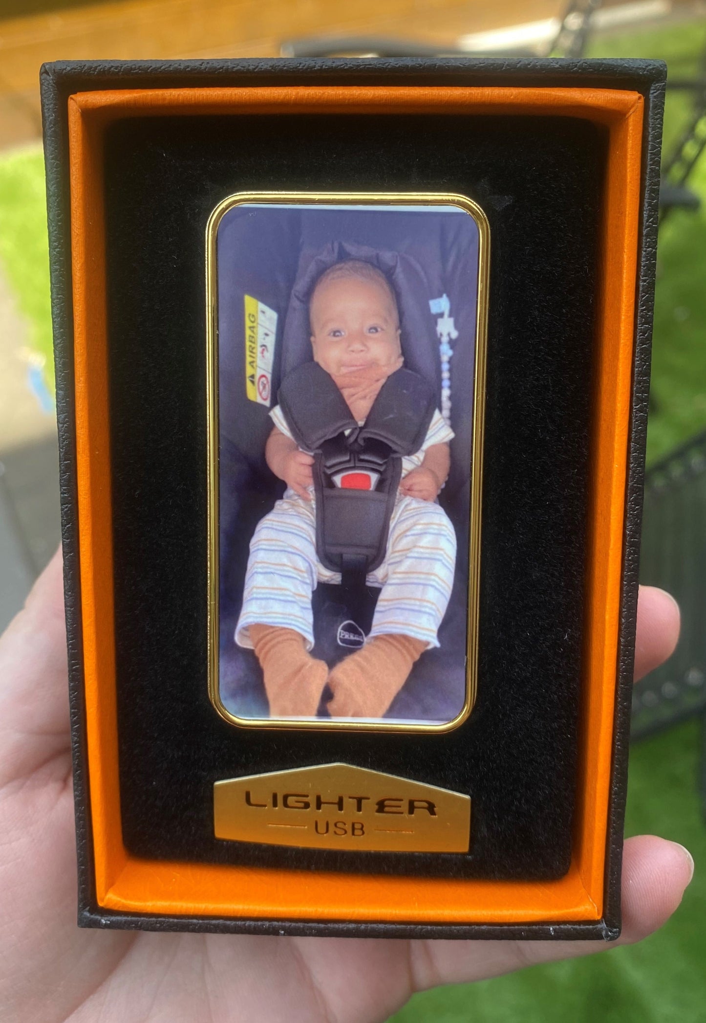 Gold electric lighters (2 pictures)